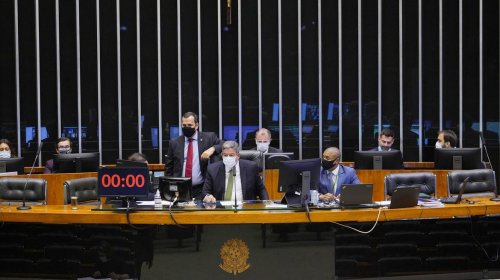 [Câmara aprova projeto de lei que torna escolas serviços essenciais]