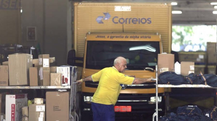 [Câmara aprova urgência para projeto de privatização dos Correios]