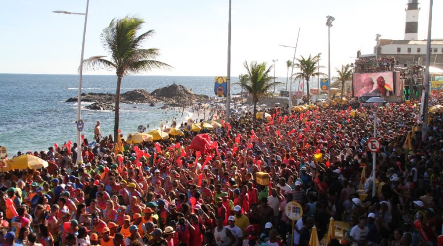 [Ritmo da vacinação poderá fazer com que Carnaval de 2022 também seja cancelado, afirma especialista]