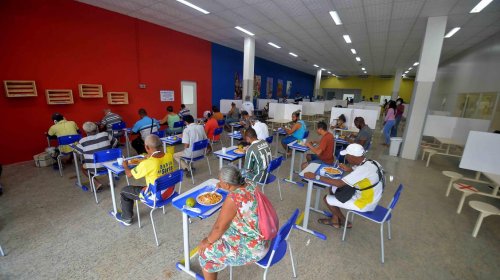 [Restaurantes populares reabrem refeitórios e retomam cursos profissionalizantes]