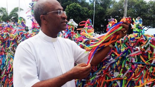 [Padre Edson, reitor da Igreja do Bonfim, testa positivo para Covid-19 e apresenta tosse; ele t...]