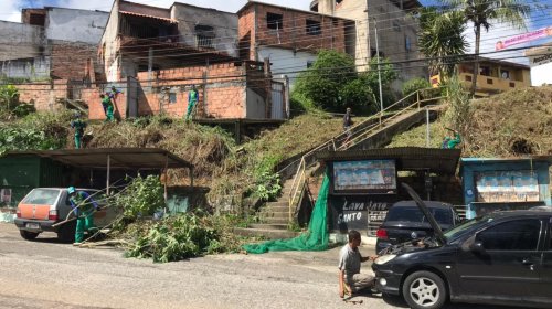[Após pedido dos moradores de Colinas de Periperi, trabalhadores de limpeza urbana realizam ser...]