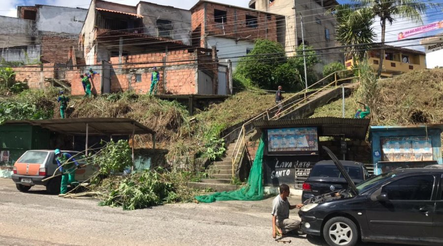 [Após pedido dos moradores de Colinas de Periperi, trabalhadores de limpeza urbana realizam serviços de capinagem e limpeza]