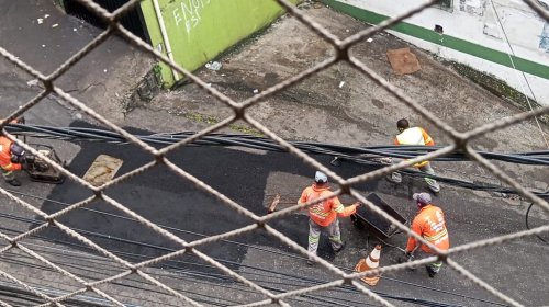 [Após reivindicações dos moradores, Avenida em Pernambués recebe serviço de tapa buraco]