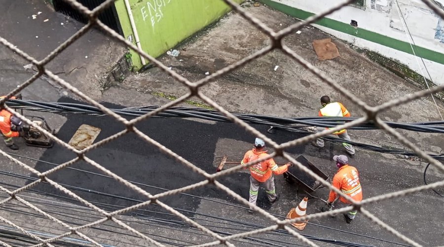 [Após reivindicações dos moradores, Avenida em Pernambués recebe serviço de tapa buraco]