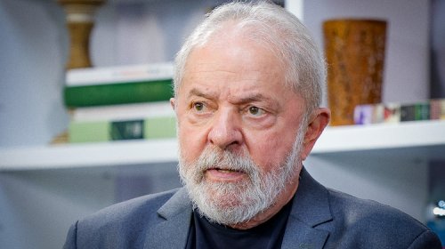 [Lula faz alerta: “Bolsonaro fala besteiras enquanto vendem o Brasil”]