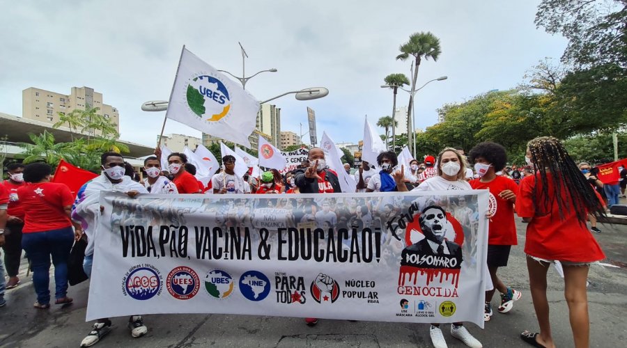 [Grupo protesta em Salvador para pedir saída de Bolsonaro]