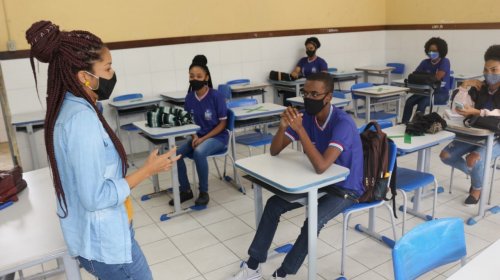 [Estudantes se adaptam à nova rotina de aulas semipresenciais na rede estadual de ensino]