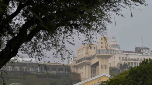 [Tempo chuvoso deve permanecer em Salvador até dia 12  ]