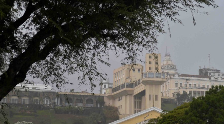 [Tempo chuvoso deve permanecer em Salvador até dia 12  ]