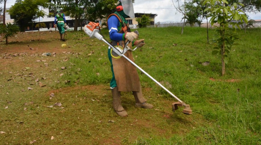 [Limpurb intensifica serviços de capinação e roçagem em Salvador]