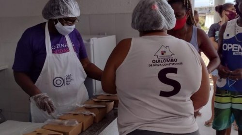 [Centro Comunitário Arnaldo Anselmo, distribui almoço para a comunidade através do Projeto Cozi...]