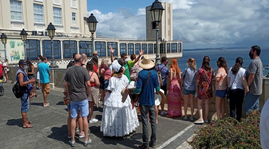 [Centro Histórico movimentado nesta segunda-feira dá sinais de recuperação do turismo na capital baiana]