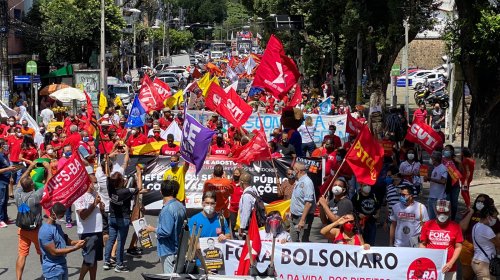[Representantes de sindicais e servidores públicos fazem manifestação no centro de Salvador]