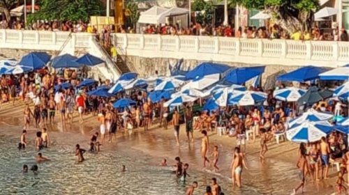 [Praias lotatas, banhistas sem máscara marca o fim da tarde do domingo em Salvador]