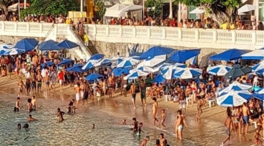 [Praias lotatas, banhistas sem máscara marca o fim da tarde do domingo em Salvador]