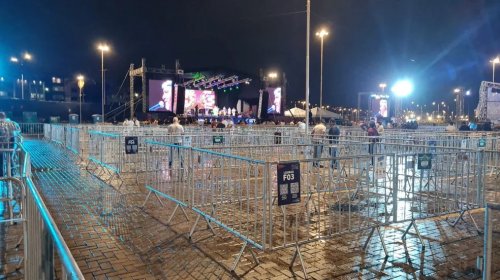 [Tempo chuvoso reúne poucas pessoas no primeiro evento-teste em Salvador]
