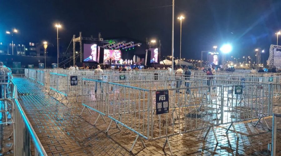 [Tempo chuvoso reúne poucas pessoas no primeiro evento-teste em Salvador]