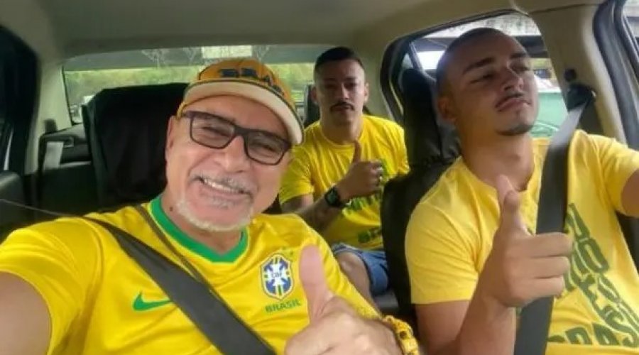 [Operador das ‘rachadinhas’ vai às ruas de verde e amarelo apoiar Bolsonaro]