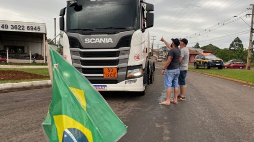 [Caminhoneiros fazem bloqueios em rodovias federais de 15 estados]