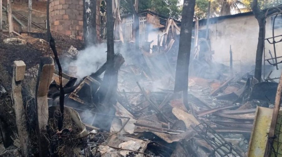 [Incêndio destrói imóvel no bairro de Nova Brasília de Valéria, em Salvador; não houve feridos]