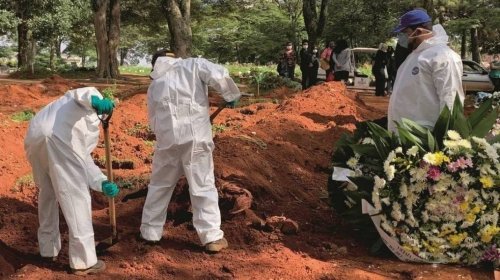 [Brasil volta a ter aceleração na média móvel de mortes por Covid]