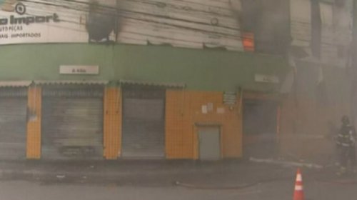 [Loja de auto peças pega fogo na Avenida Vasco da Gama]