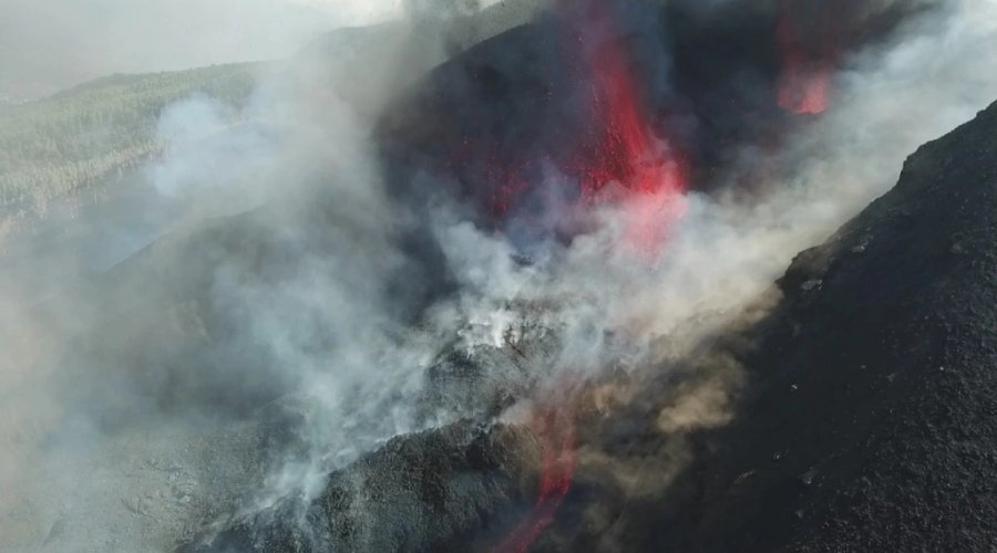 [Lava do vulcão Cumbre Vieja toca o mar nas Canárias]