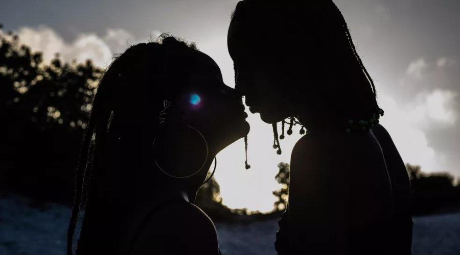 [Histórias de amor entre mulheres reforçam visibilidade lésbica e bissexual em campanha nas redes sociais]