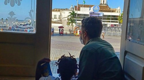 [Bruno Gagliasso leva filho para set de filmagens de série da Netflix em Salvador]
