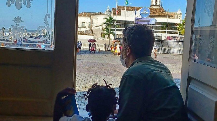 [Bruno Gagliasso leva filho para set de filmagens de série da Netflix em Salvador]