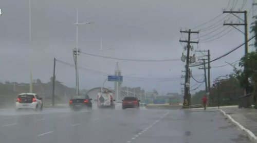 [Forte chuva causa alagamentos e congestionamentos em Salvador; confira previsão]