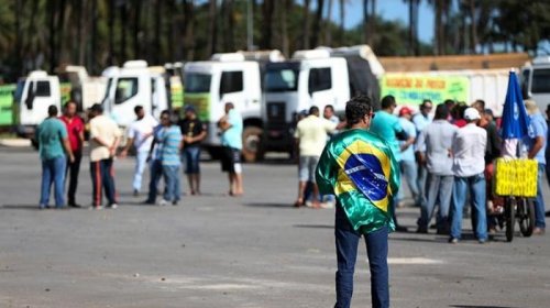 [Caminhoneiros dizem que auxílio é 'esmola' e mantêm mobilização para paralisação]