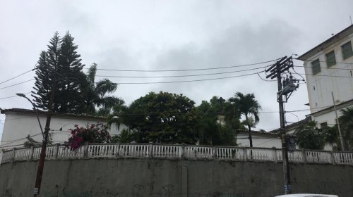 [Codesal registra mais de 20 ocorrências por causa da chuva nesta sexta-feira]