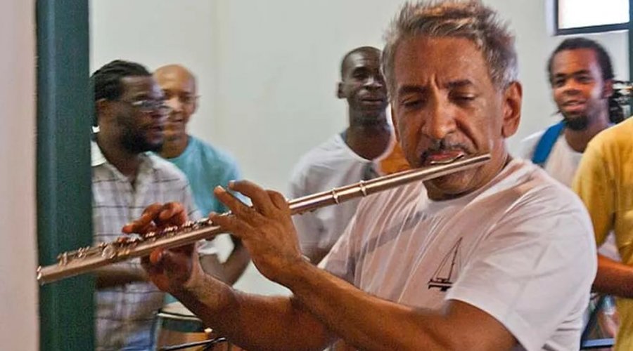 [Morre aos 61 anos músico e maestro Letieres Leite]