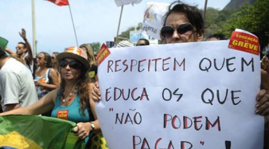 [Duas PECs de Bolsonaro que tramitam no Congresso atacam direitos dos professores]