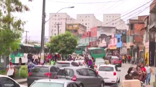 [Passageiros andam até 3 km devido obra no entorno da Estação Pirajá; situação provocou congest...]