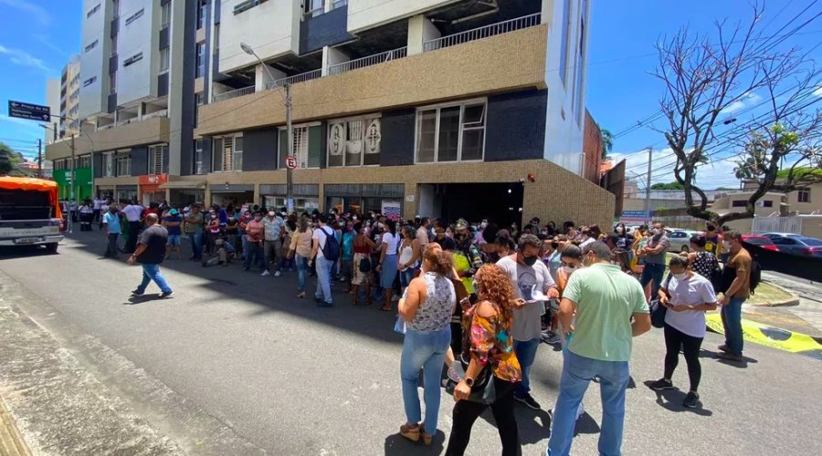 [Servidores da prefeitura fazem nova assembleia e protesto no Centro de Salvador]