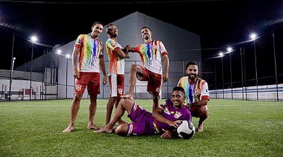 [Dendê Feutebol Clube, primeiro clube gay da Bahia, lança uniforme para 'tirar mancha' de homofobia]