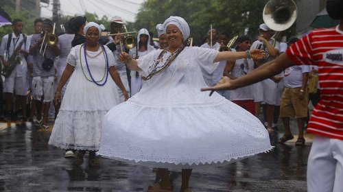 [Amigos e familiares homenageiam centenário de Riachão com missa, cortejo e roda de samba no Ga...]