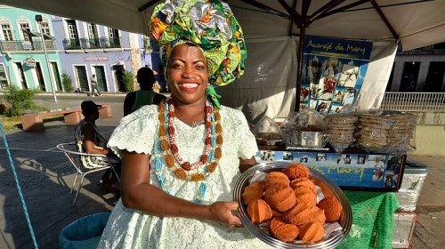 [Baianas do acarajé celebram dia nacional com missa, manifestações culturais e renovação do tít...]