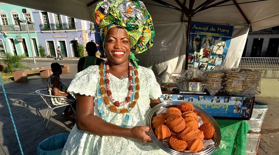[Baianas do acarajé celebram dia nacional com missa, manifestações culturais e renovação do título de patrimônio cultural]