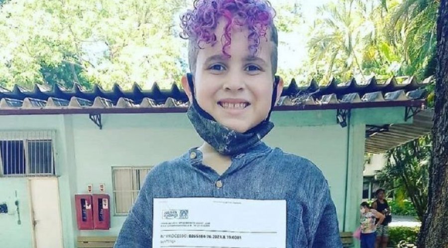 [Mãe compartilha a rotina de seu filho trans e ajuda outras mães que vivenciam histórias parecidas]