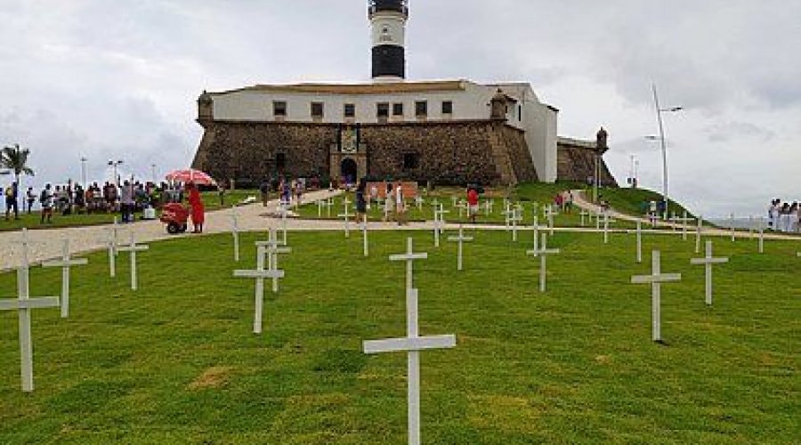 [Cruzes são fincadas no Farol da Barra em protesto por homicídios na Bahia]