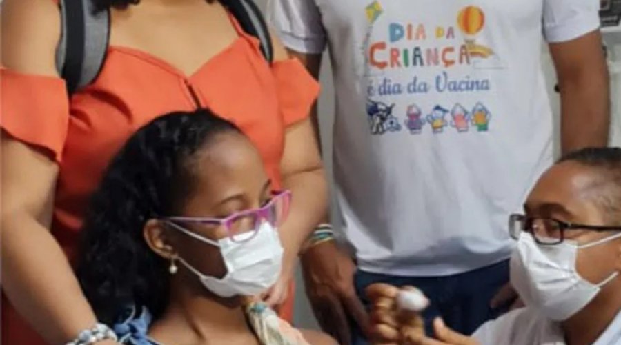 [Menina de 10 anos é a primeira criança a ser vacinada contra a Covid-19 em Salvador]