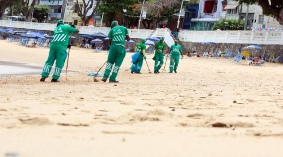 [Limpurb realiza limpeza diária em praias de Salvador]