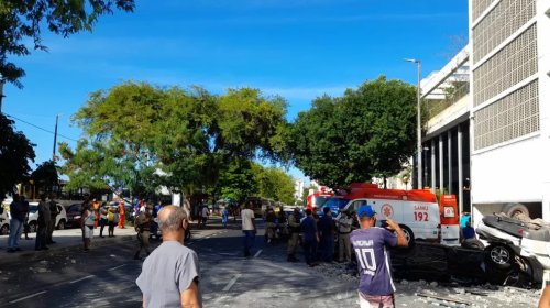 [Dois carros caem do 4º andar de edifício garagem, em Salvador, e deixa uma pessoa ferida]