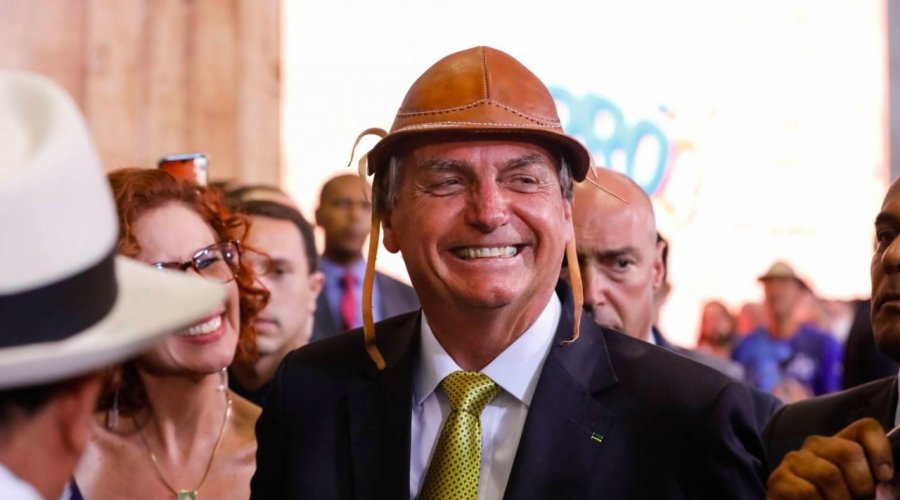 [Bolsonaro repete ataque a Alexandre de Moraes e xinga Lula de “canalha”]