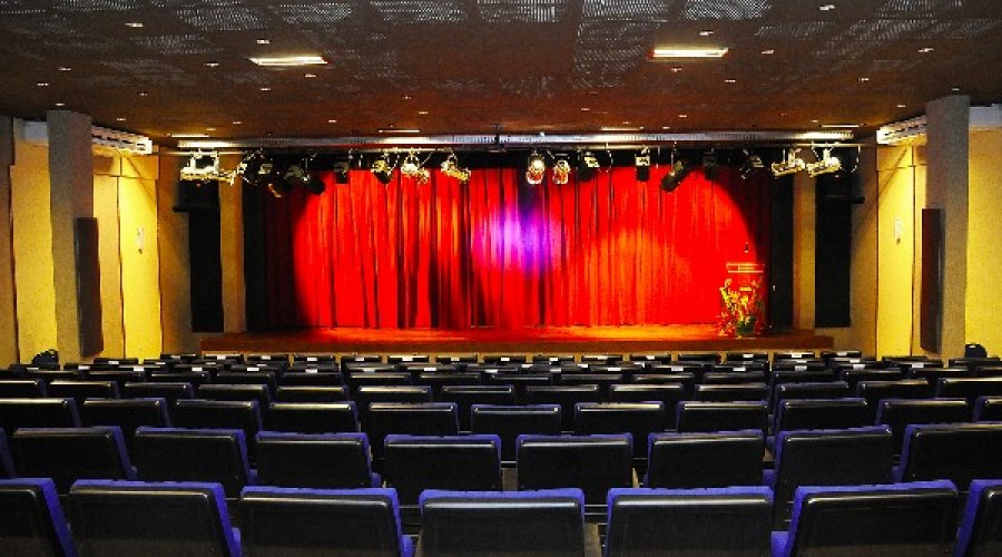 [Aulas de teatro para jovens e adultos são oferecidas em Pernambués]