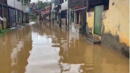 [Quase 100 ocorrências são registradas após fenômeno trazer fortes chuvas nesta quinta em Salva...]